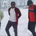 (Video) Euforija među stranim radnicima: Prvi put ugledali sneg, reakcije su neverovatne