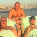Đani i Uroš Živković se baškare u Dubaiju, sa njima i bivši dečko naše starlete: Na plaži se pokrili peškirima, isplivala hit…