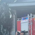 Gori magacin firme u leštanama: Vatrogasci se bore za vatrenom stihijom (foto, video)