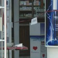 Zaposleni trakama ogradili oštećeni vitraž Apoteke Beograd u Knez Mihailovoj, kažu da nadležni ne reaguju