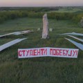 VIDEO: Veliki baner „Studenti pobeđuju“ osvanuo ispred spomenika kod Elemira