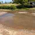 Pukla cev u Medoševcu, ulica neasfaltirana, a građani dve nedelje gaze blato