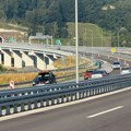 (Video) Saobraćaj se odvija otežano, kilometarske kolone: teško povređen motociklista na auto-putu