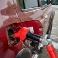 Zašto je rezervoar kod nekih automobila levo, a kod drugih desno? Ovaj detalj mnogi vozači ne primećuju