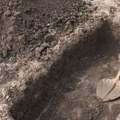 (Video) "Lele, Miroslave, da l' si kršten?!" Iskopao raku pa shvatio da nema ključni alat: Zbog njegovog poteza na dnu rupe…