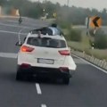Filmska potera kakva se ne pamti: Policajac skočio na krov automobila švercera, pogledajte kako se sve završilo
