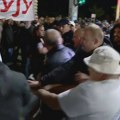 Guranje pristalica SNS-a i građana koji podržavaju studente u Kragujevcu, policija razdvojila dve grupe (VIDEO)