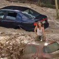 Kataklizma u Španiji: Nevreme kakvo se ne pamti, ljudi bespomoćno zarobljeni na drveću i krovovima automobila (video)