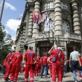 Vozači Hitne pomoći protestuju ispred zgrade Vlade Srbije