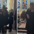 Detalj sa kraja sahrane lauševića svima je promakao Supruga Anita skrhana jedva stoji u kapeli, a prizori teraju suze na oči