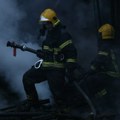 Prvi snimak požara u Rakovici: Vatrogasci izneli i spasili baku iz zadimljenog stana u poslednji čas