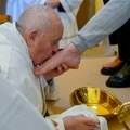 Papa oprao noge 12 žena u zatvoru u Rimu na Veliki četvrtak pred Uskrs