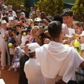 Kad se Novak pojavi, autogrami su neizbežni! (FOTO)