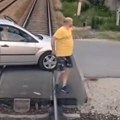 Pa ovo stvarno nema nigde! Šok snimak iz Beograda - Čovek parkirao kola nasred pruge, zaustavio voz i svađao se sa…