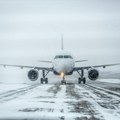 Zbog snega kašnjenja na pariskom aerodromu, 10 odsto letova otkazano