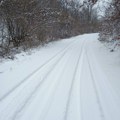 Zimska služba Komunalca i na istok i na zapad! Tu i tamo nanosi, 15cm debljina snega!