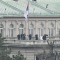 Šta grupa ljudi obučenih u crno drži na terasi Predsedništva Srbije? FOTO