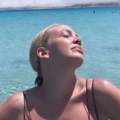 Tračice se usekle u telo, a svi gledaju u zanosne obline: Milica Todorović se skinula u bikini i puca od samopouzdanja…