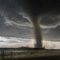 Horor scena! Tornado pustoši sve pred sobom! Ima mrtvih, izdata hitna upozorenja! Lovci na oluje zatekli zastrašujuć prizor…