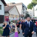 Zborovi bukom ispratili gradonačelnika Novog Sada, interventna policija ga sprovela do automobila VIDEO
