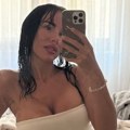 Mokra kosa i uska haljina, a grudi samo što ne ispadnu: Aleksandra Subotić se slikala u sobi, a kadar svi komentarišu (foto)