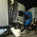 Sudarila se dva šlepera i putničko vozilo: Jedna osoba bila zarobljena u automobilu FOTO