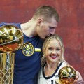 "Džin i palčica" Evo kolika je razlika u visini Nikole Jokića i Natalije!