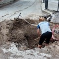 Žena sama zatrpavala rupu u ulici nakon neodgovornosti komunalnog preduzeća