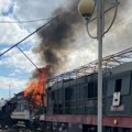 (Video) Rusija pogodila putnički voz! Jezivi prizori iz Sumija: Gađana železnička stanica, vagoni u plamenu, povređene…