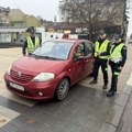 Saobraćajna policija u Leskovcu delila edukativne poklone savesnim vozačima