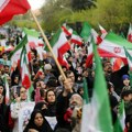 Iranci formirali "ljudske lance" na mostovima širom zemlje: Razvili zastave pored meta izraelskih aviona (video)
