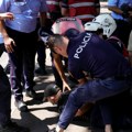 (Foto) Protest protiv Rame i njegove vlade u Tirani: Demonstranti gađali policiju jajima, upotrebljen suzavac