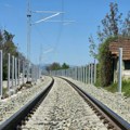 Železnica upozorava na opasno ponašanje vozača u Železniku: Zaobilaze spuštene branike na prelazu