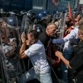 (Foto) Vikali: "Smrt izdajnicima", probali da uđu u zgradu Euleksa! Eskalacija u Prištini nakon presude Tačiju: Haradinaj…