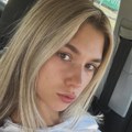 (Foto) Zagrljeni u bazenu, oko njih cveće i šampanjac: Sestra Miljane Kulić pokazala dečka, ne krije koliko je srećna