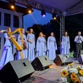 Uživanje uprkos lošem vremenu: Vidovdanski koncert ansambla "Fenečki biseri" na trgu u Vranju