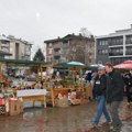 Ukrasi da božić bude lepši: Bazar rukotvorina i raznih domaćih proizvoda ispunio trg u Despotovcu