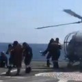 Helikopter izvlači članove posade sa malog splava! Isplivao snimak spasavanja posle raketnog napada Huta (video)