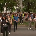 Studenti Medicinskog u Nišu blokirali saobraćaj, čekaju dekana