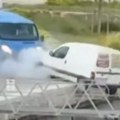 "Dva ovna na brvnu": Škripale su kočnice, zadimilo se i kombi umalo da završi na dnu mora