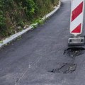 Фото-вест: Већ испуцао завршни слој асфалта у Рузвелтовој у Нишкој Бањи
