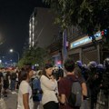 PROTEST kod SNS-a: Ispred prostorija stranke kordon policije, građani prave buku pištaljaka i puštaju muziku