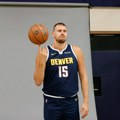 Jokić krenuo "žestoko" - držao "čas" NBA sudijama VIDEO