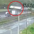 Prevrnuo se autobus sa navijačima na autoputu! Više osoba teže povređeno u jezivoj saobraćajnoj nesreći