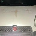 Balkanac sopstvenom krvlju obojio automobile i fasade: Oglasila se policija, evo šta je bio okidač za pisanje gnusnih poruka