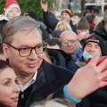 Vučić obilazi Božićno seoce na platou ispred Skupštine Srbije velika gužva: "Došao sam da se sretnem i razgovaram sa ljudima"…