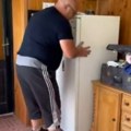 Vladica pomerio frižider usred kuće, na dnu je bila ona! Retko se viđa van vode, a ume dobro da zasmrdi