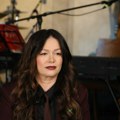 Ivana Peters se slikala bez šminke, a mreže gore: Jedan detalj na selfiju pevačice komentarišu (foto)