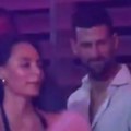 Đoković se totalno opustio na koncertu poznatog pevača, lepotice plesale pored njega, tu je bio i Troicki