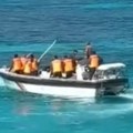 Palice, vesla i pesnice: Objavljen snimak žestokog okršaja kineskih i filipinskih mornara u Južnom kineskom moru (video)